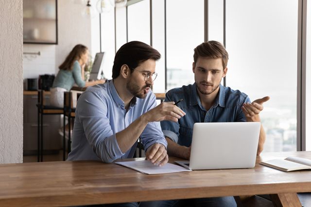 Foto: Besprechung von 2 Männern mit Laptop